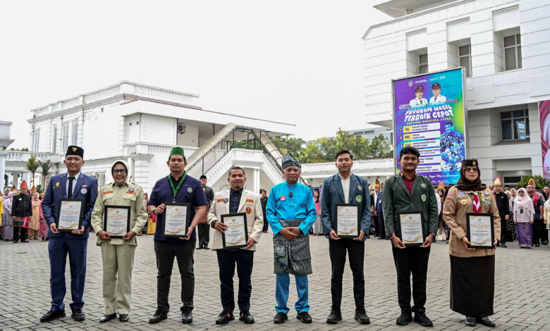 Hari Sumpah Pemuda ke-98, Wagub Surya Serahkan Penghargaan kepada Tujuh Organisasi Kepemudaan